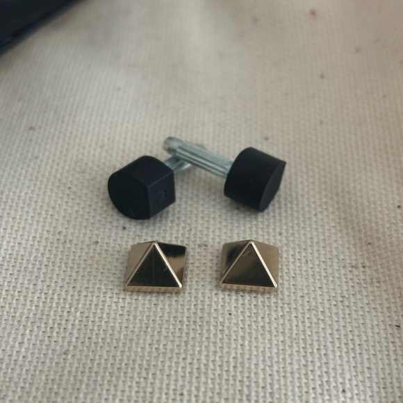 Very Elegant Valentino Garavani Classic Rockstud pumps! Brand new in box! 38.5 - Picture 14 of 16